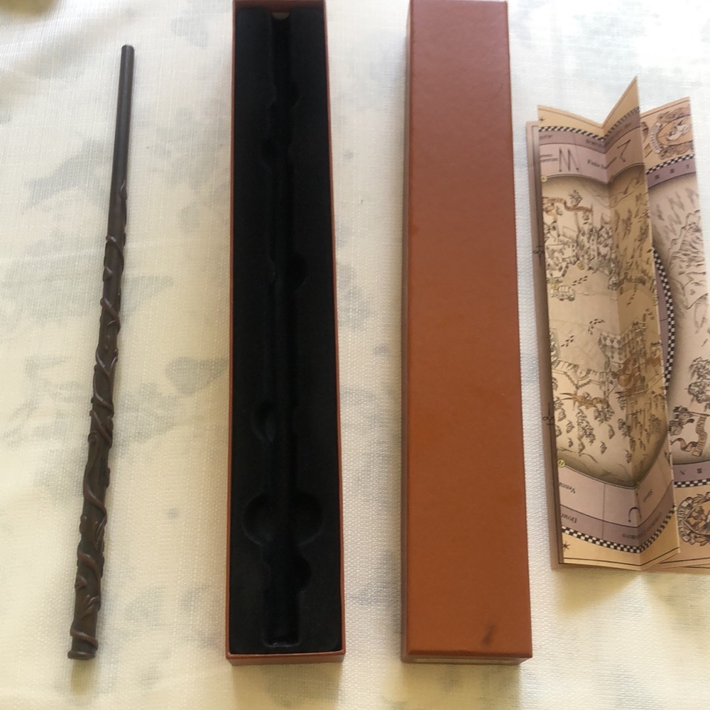 HARRY POTTER “The Wizarding World” interactive wand